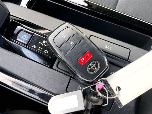 Used 2025 Toyota Prius LE FWD image 15