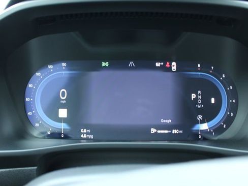 Used 2025 Volvo XC40 B5 Plus image 28