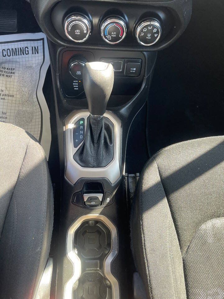 Used 2017 Jeep Renegade Latitude AWD/4WD image 14