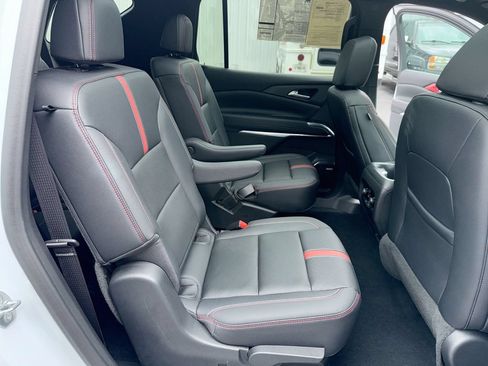 Used 2024 Chevrolet Traverse RS FWD image 29