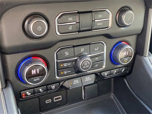 Used 2023 Chevrolet Suburban Premier image 25