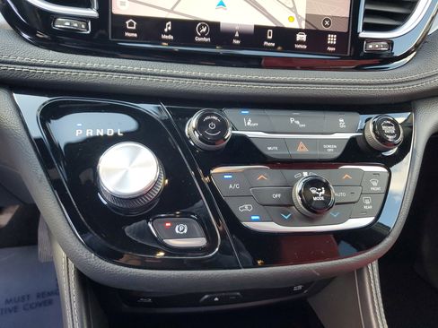 Used 2021 Chrysler Pacifica Limited w/ Uconnect Theater Family Group image 25