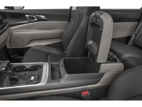 Used 2025 Kia Carnival FWD image 16