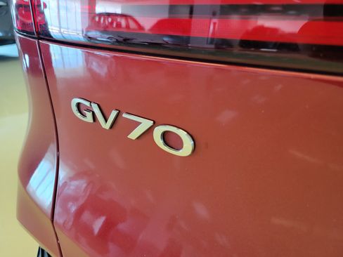 Used 2022 Genesis GV70 3.5T Sport w/ Sport Prestige Package AWD/4WD image 11