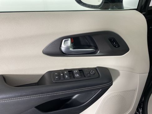 Used 2024 Chrysler Pacifica Touring-L image 14