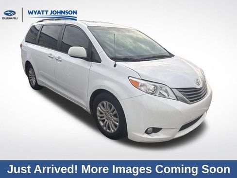 Used 2013 Toyota Sienna XLE image 5