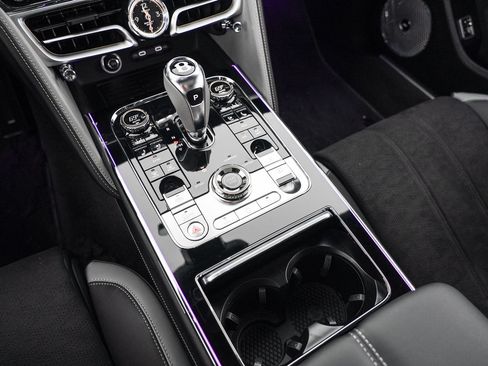 Used 2025 Bentley Flying Spur Plug-In Hybrid AWD/4WD image 29