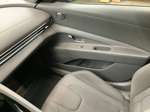 Used 2022 Hyundai Elantra SE FWD image 21