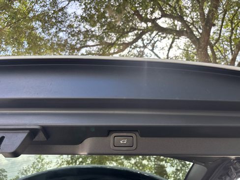 Used 2020 Land Rover Discovery SE image 35