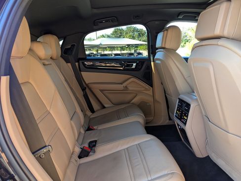 Used 2021 Porsche Cayenne Coupe image 25