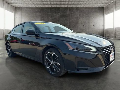 Used 2025 Nissan Altima 2.5 SR FWD image 3