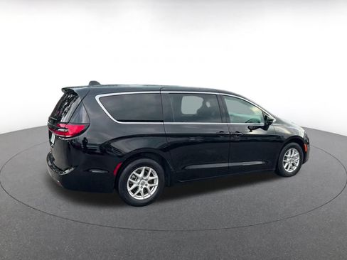 Used 2025 Chrysler Pacifica Select FWD image 12