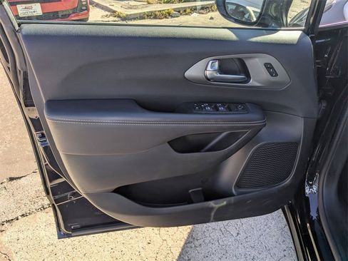 Used 2025 Chrysler Pacifica Select image 11