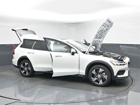 New 2026 Volvo V60 B5 Cross Country Plus w/ Protection Package Premier image 55