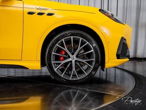 Used 2023 Maserati Grecale Trofeo AWD/4WD image 19