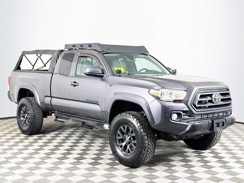 Used 2020 Toyota Tacoma SR5 AWD/4WD image 3