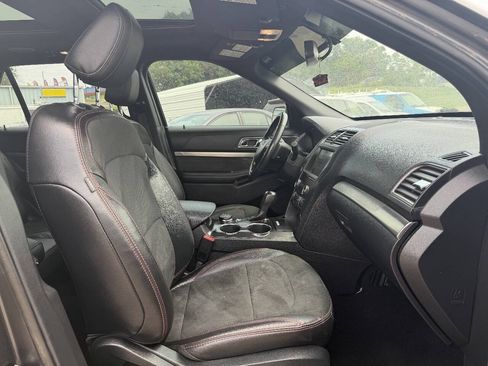 Used 2019 Ford Explorer XLT w/ Equipment Group 202A AWD/4WD image 16