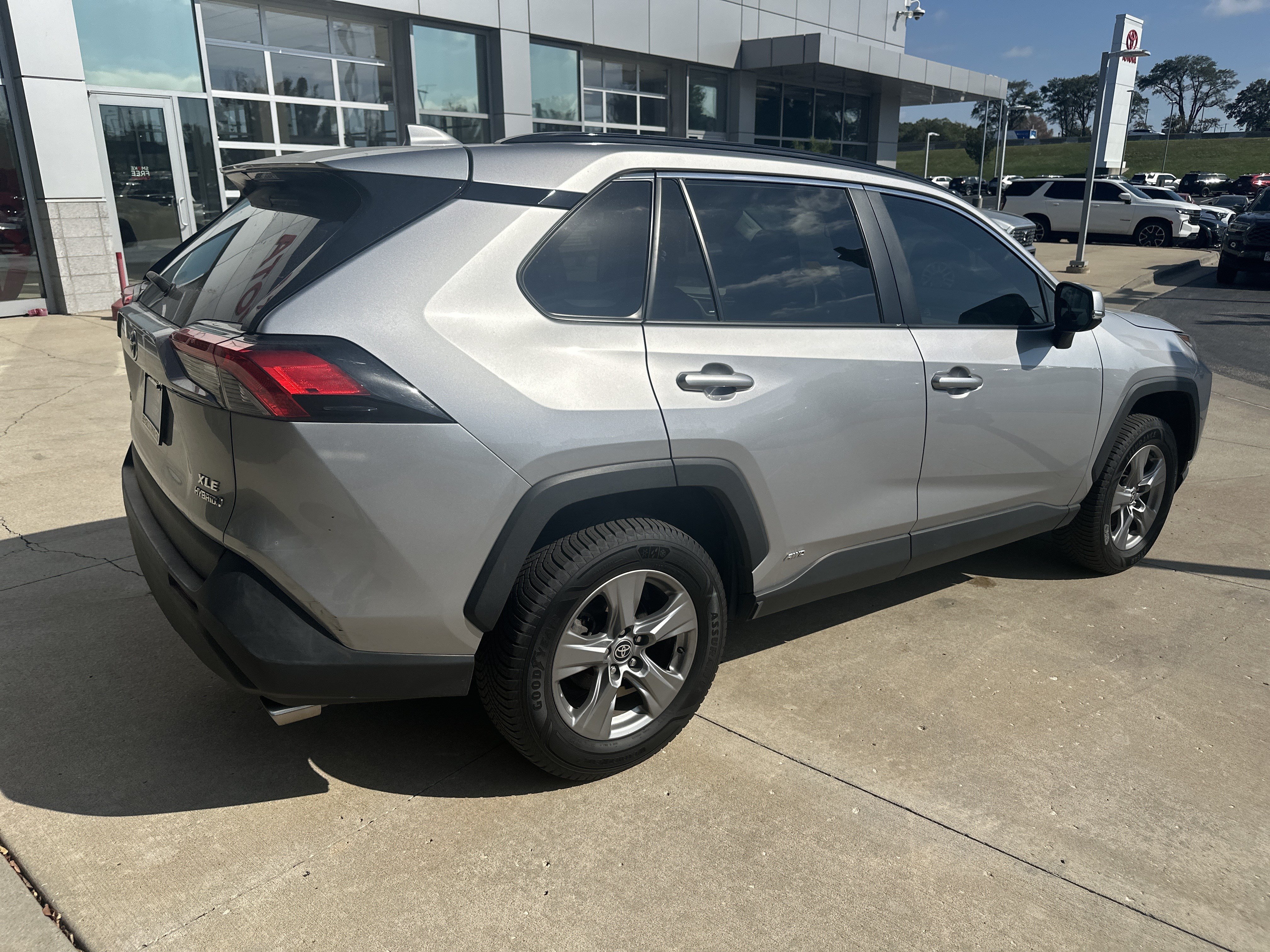 Used 2022 Toyota RAV4 XLE w/ Convenience Package AWD/4WD image 6