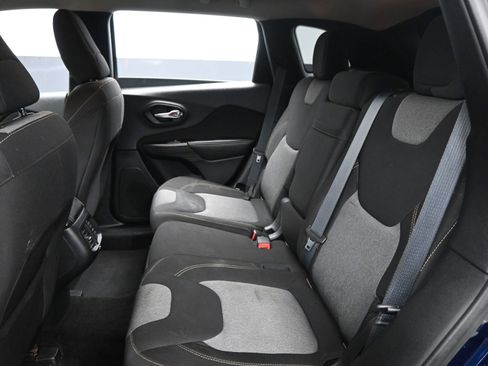 Used 2016 Jeep Cherokee Sport image 11