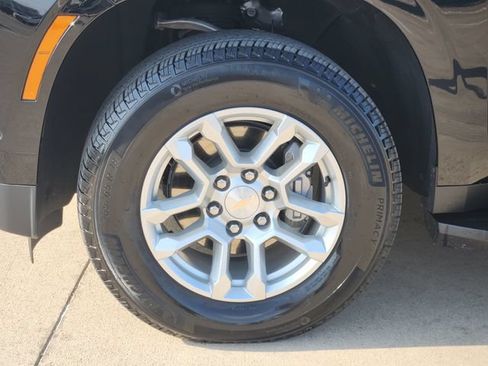Used 2025 Chevrolet Suburban LS RWD image 17