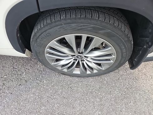 Used 2021 Toyota Highlander Platinum image 12