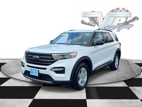 Used 2024 Ford Explorer XLT w/ Equipment Group 202A AWD/4WD image 4