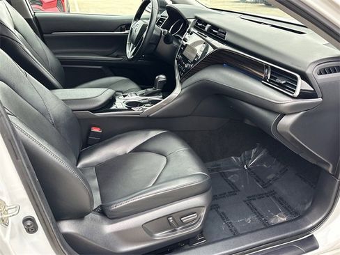 Used 2020 Toyota Camry XLE image 8