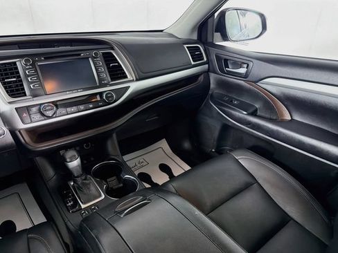 Used 2019 Toyota Highlander XLE AWD/4WD image 23