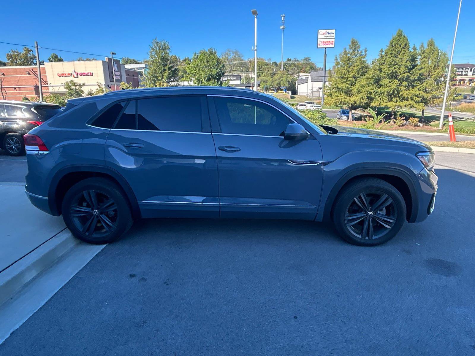 Used 2021 Volkswagen Atlas Cross Sport SE w/ Panoramic Sunroof Package FWD image 2