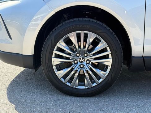 Used 2021 Toyota Venza XLE image 5