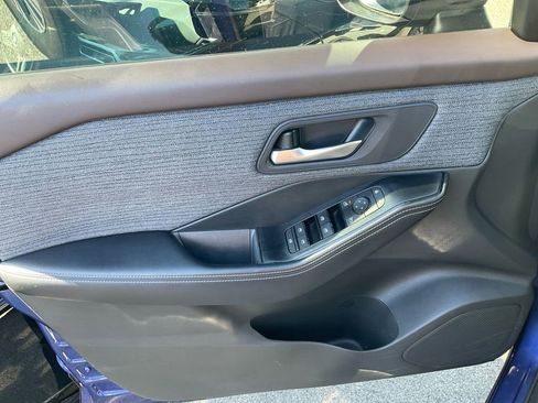 Used 2023 Nissan Rogue SV image 11