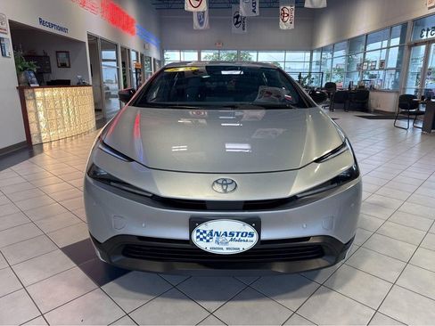 Used 2025 Toyota Prius LE FWD image 2