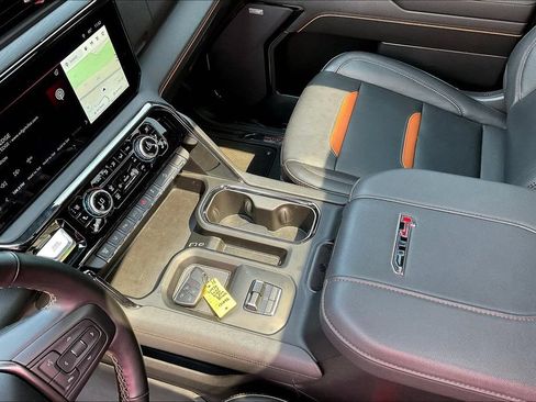 Used 2025 GMC Sierra 2500 AT4 w/ AT4 Premium Plus Package AWD/4WD image 9
