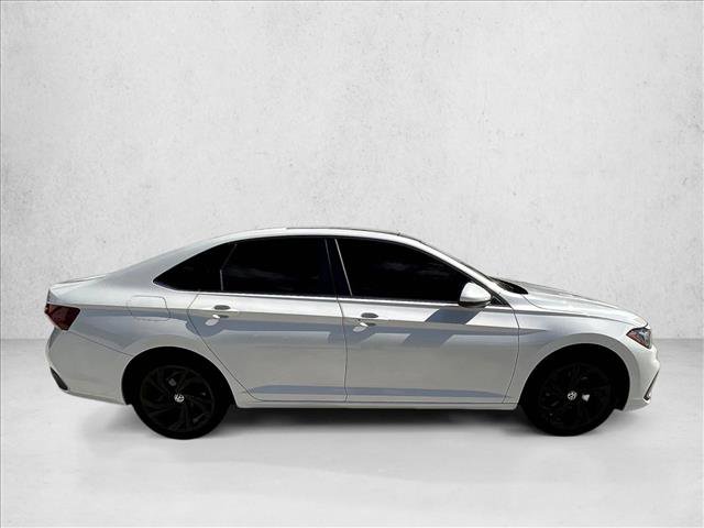 Used 2025 Volkswagen Jetta SE FWD image 5