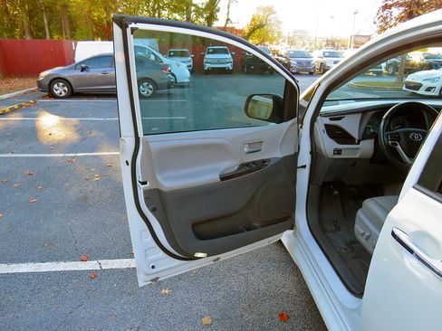 Used 2020 Toyota Sienna XLE image 13