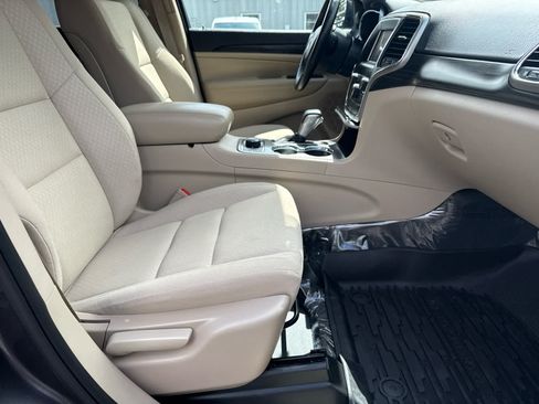 Used 2019 Jeep Grand Cherokee Laredo AWD/4WD image 12