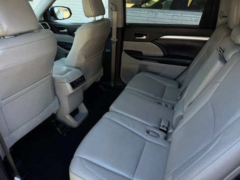 Used 2017 Toyota Highlander XLE FWD image 17