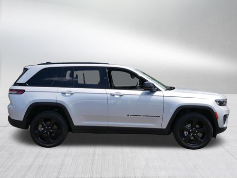 Used 2023 Jeep Grand Cherokee Altitude AWD/4WD image 8