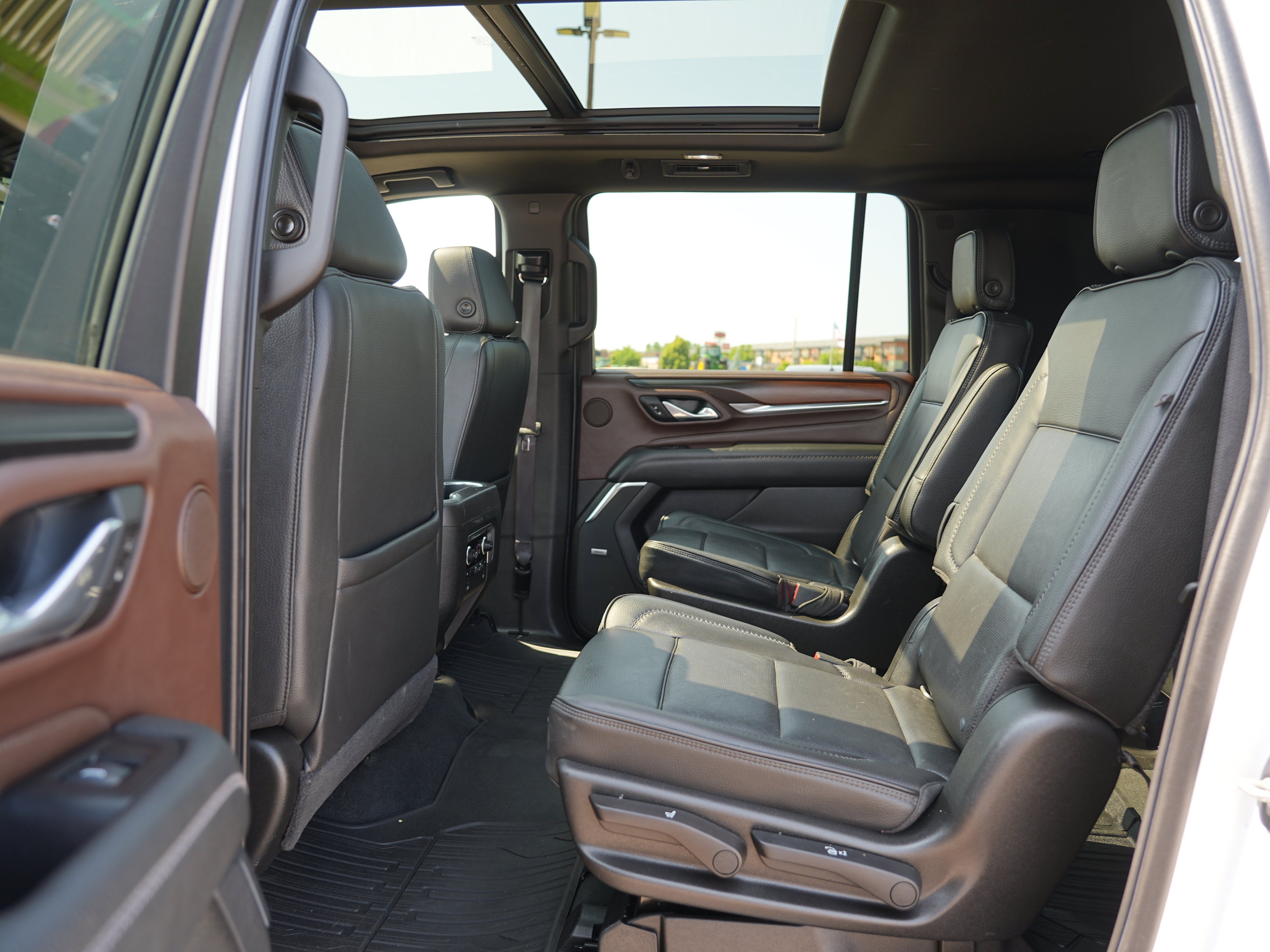 Used 2021 GMC Yukon XL Denali w/ Denali Premium Package AWD/4WD image 18