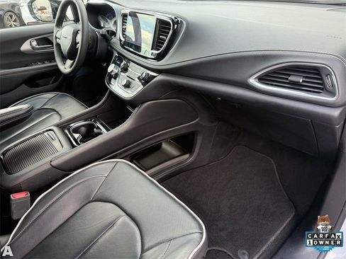 Certified 2025 Chrysler Pacifica Limited image 30