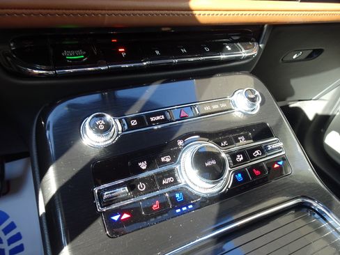 Used 2022 Lincoln Nautilus Reserve w/ Equipment Group 202A image 17