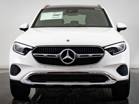 Used 2025 Mercedes-Benz GLC 300 4MATIC image 2