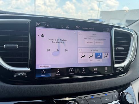 Used 2023 Chrysler Pacifica Touring-L FWD image 4