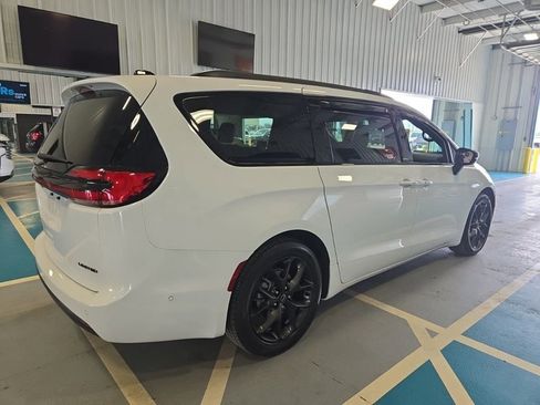 Used 2025 Chrysler Pacifica Limited image 10