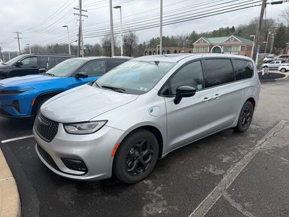 Used 2023 Chrysler Pacifica Limited w/ S Appearance Package