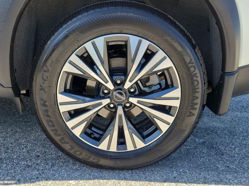 Certified 2023 Nissan Rogue SV FWD image 9