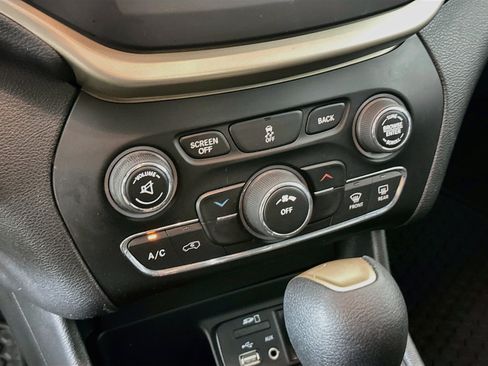 Used 2018 Jeep Cherokee Latitude w/ Cold Weather Group FWD image 22