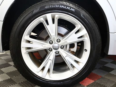 Used 2019 Audi Q8 Premium Plus w/ Premium Plus image 24