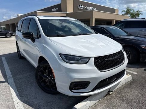 Used 2023 Chrysler Pacifica Limited w/ Uconnect Theater Family Group AWD/4WD image 3
