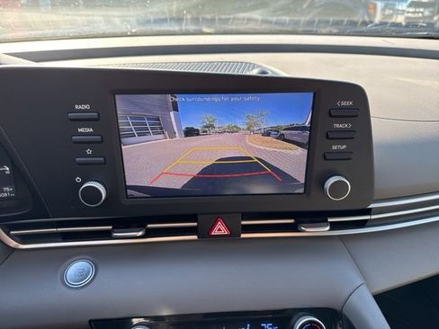 Used 2022 Hyundai Elantra SEL FWD image 21